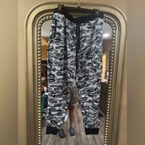 Jones New York Black and Gray Camouflage Joggers